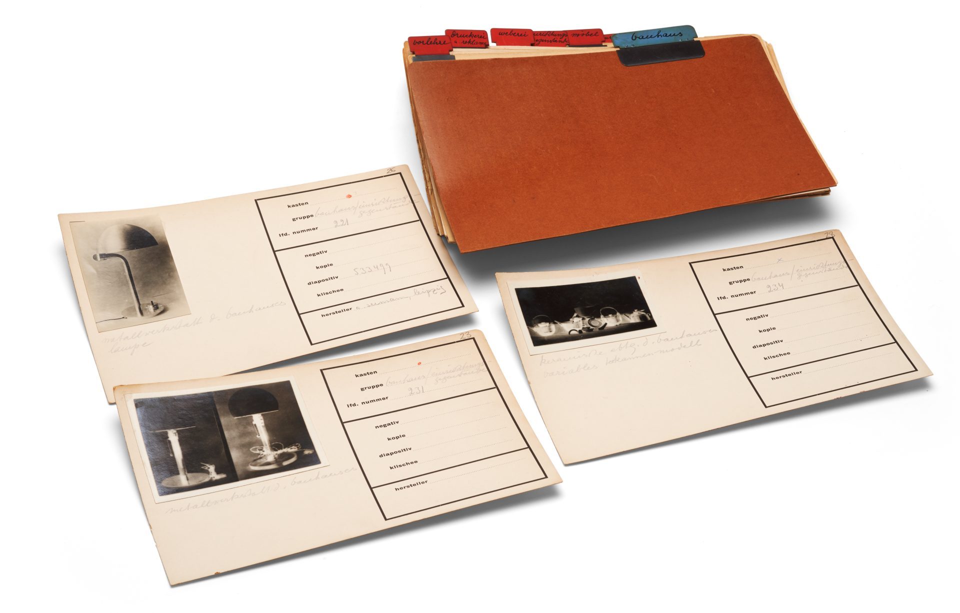Foto eines Stapels Karteikarten mit Bildern und Notizen, die jeweils einzelne Werke der Sammlung beschreiben und gruppieren.