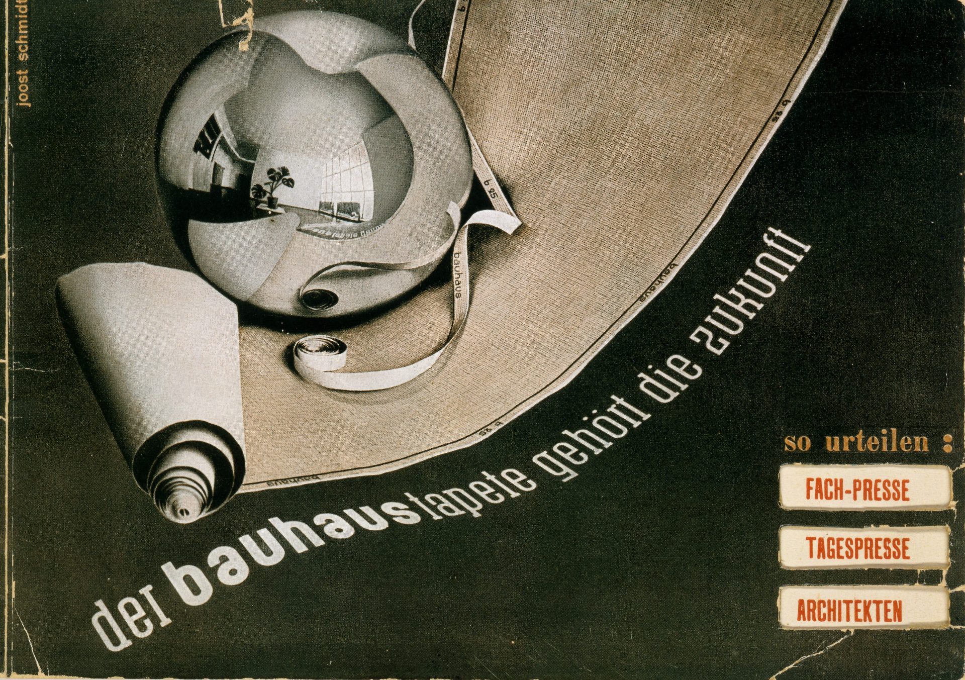 Cover eines Magazins mit ausgerollter heller Tapete vor dunklem Hintergrund. Auf ihr liegt eine Kugel aus Metall liegt, in der sich ein minimalistischer Innenraum mit Pflanze spiegelt.