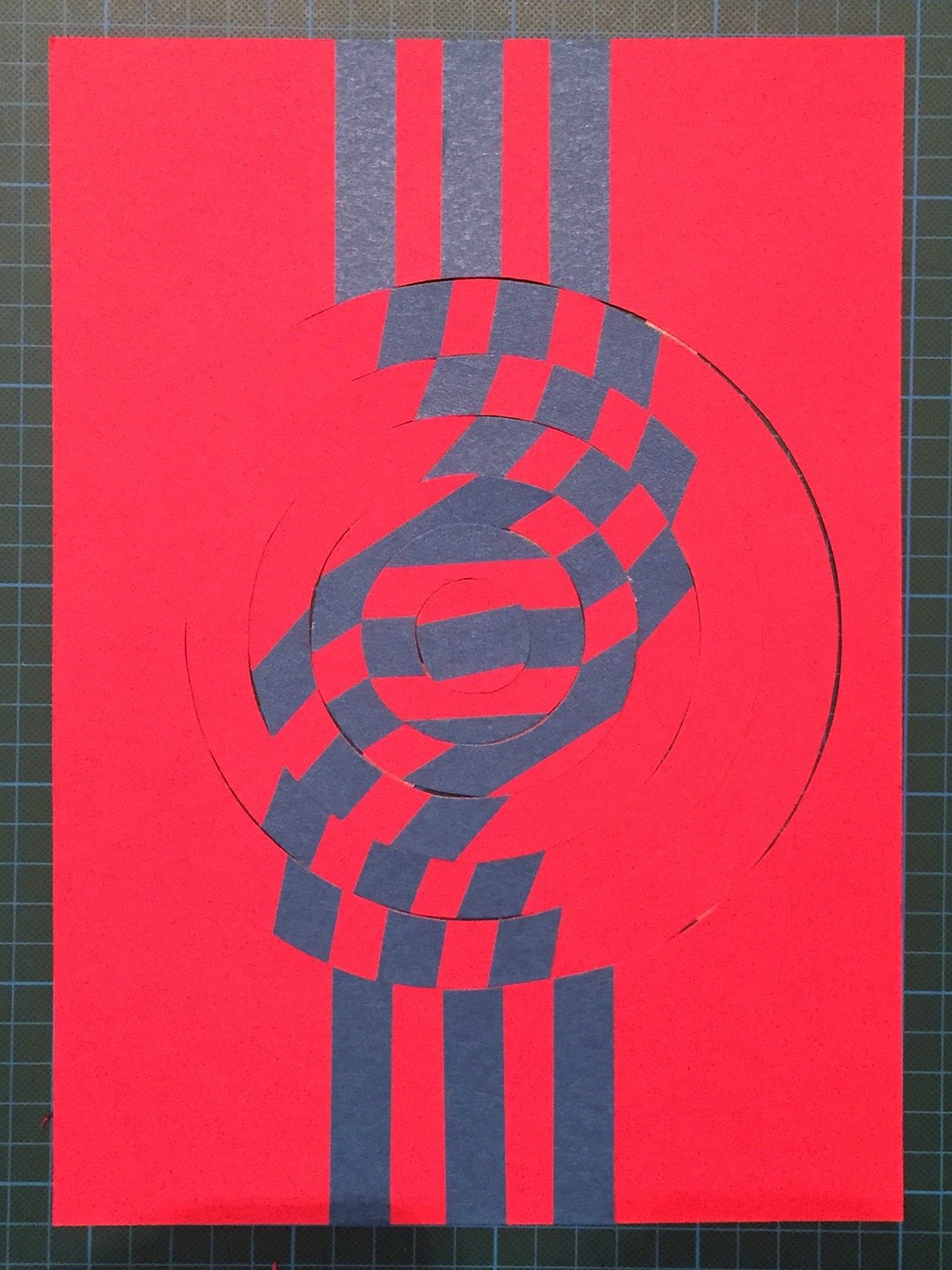 Abstrakte Papierkunst in Rot und Blau mit spiralförmigen und gestreiften Motiven.