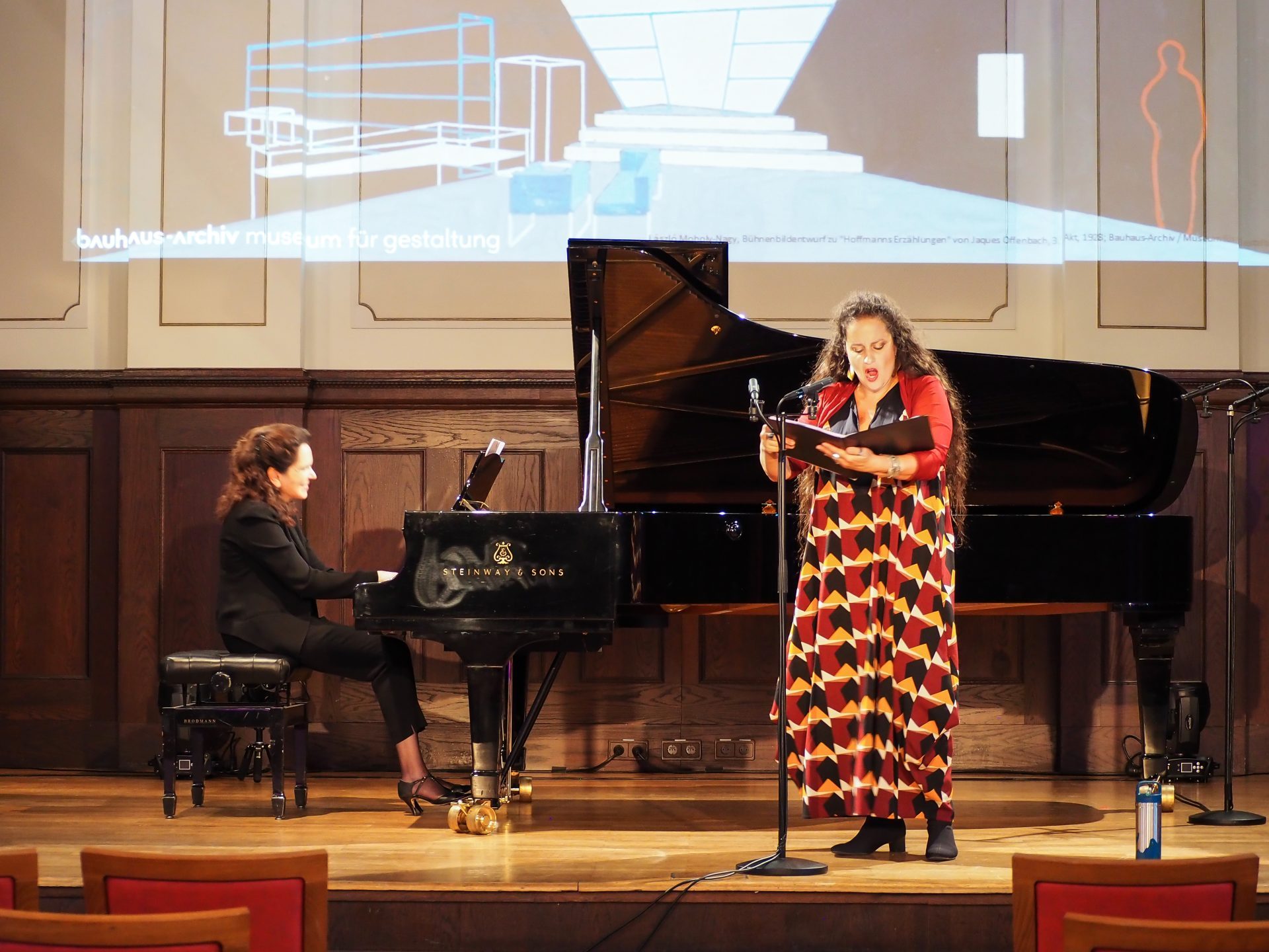 Musik- und Performance-Event im Bauhaus-Archiv mit Pianistin auf der Bühne.