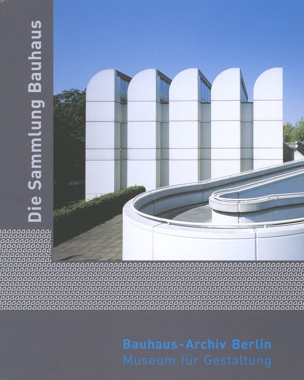 Bauhaus-Archiv in Berlin: modernes Gebäude mit geschwungener Form und vertikalen Fenstern. Museum für Gestaltung.