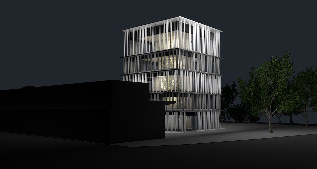 Moderne Architektur bei Nacht: Ein erleuchteter, transparenter Turm neben einem dunklen Gebäude und Bäumen.