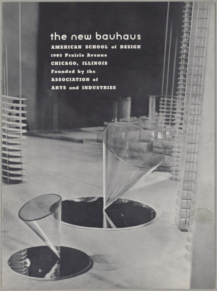 Titelblatt der New Bauhaus Schule in Chicago mit geometrischen Formen und modernem Design.