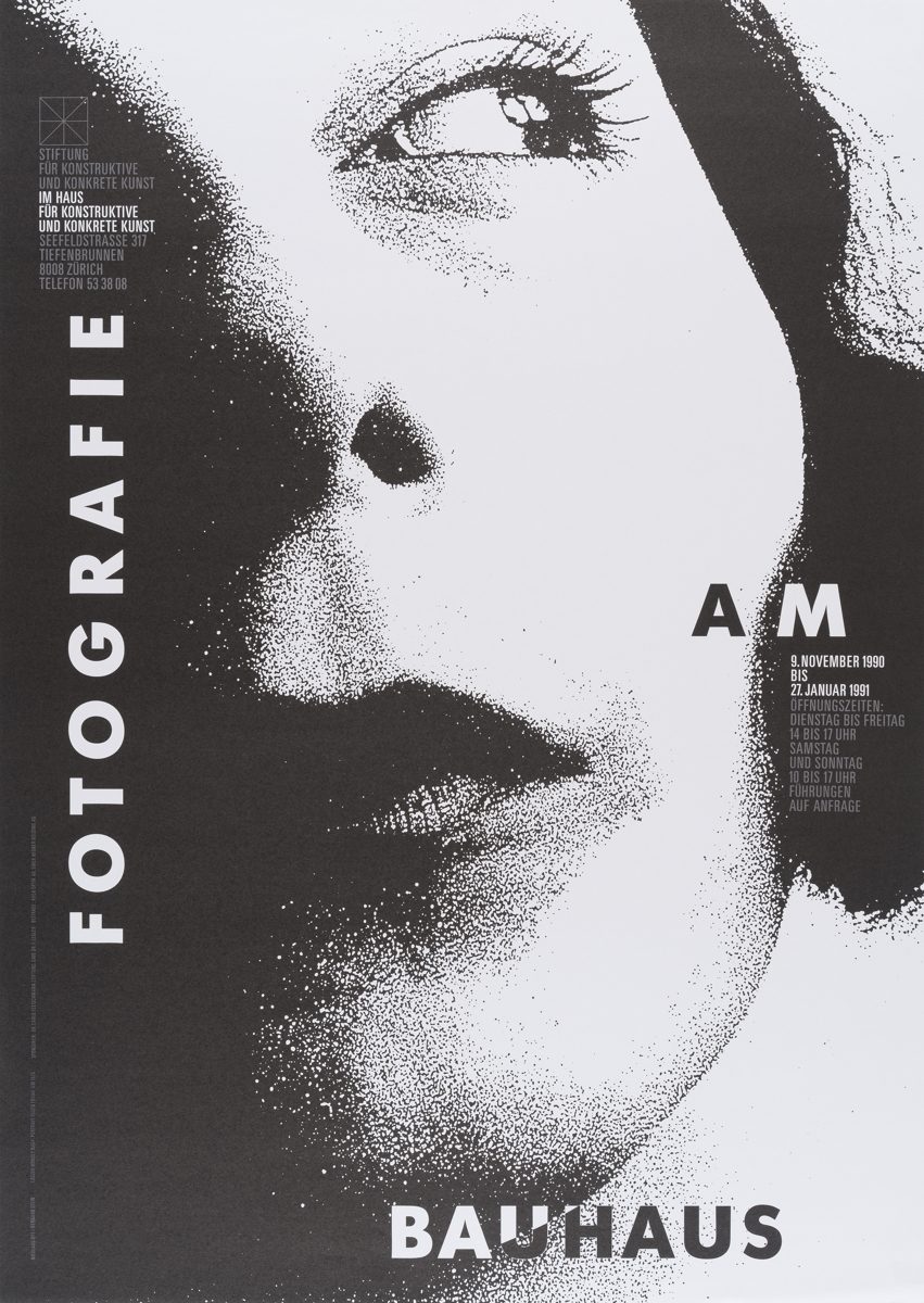 Schwarz-weißes Plakat mit dem Text "Fotografie am Bauhaus" und einem Profilporträt einer Frau.
