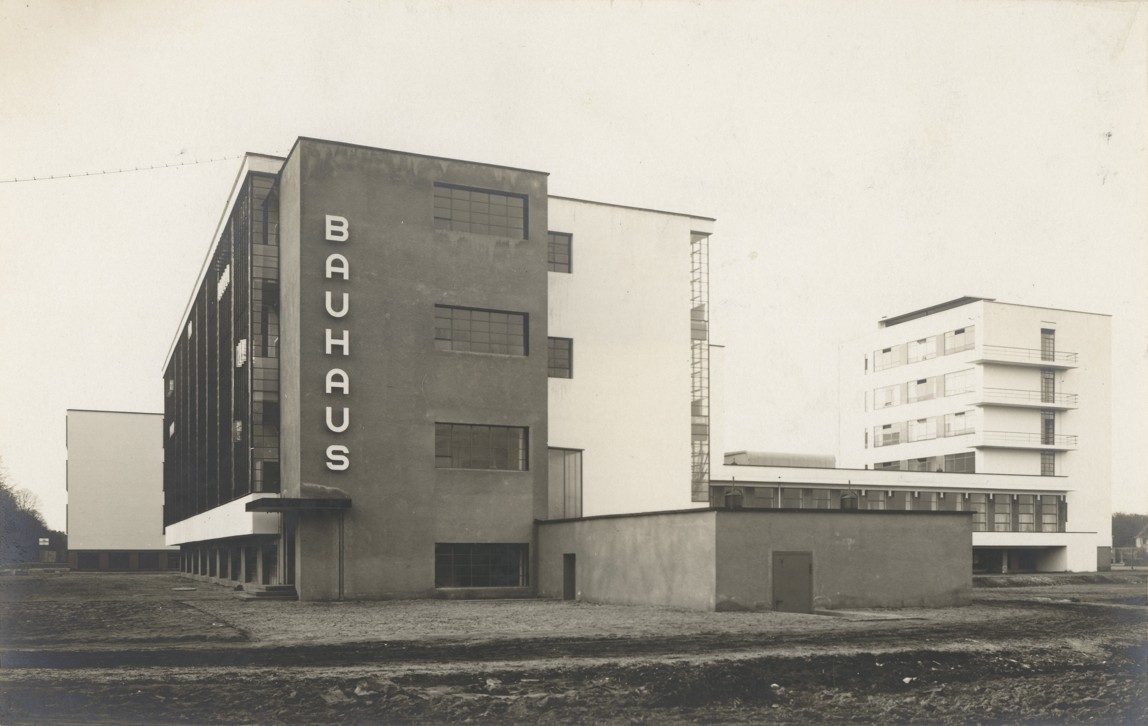 Bauhaus-Gebäude: moderne Architektur mit klaren Linien und der prägnanten Beschriftung "BAUHAUS".