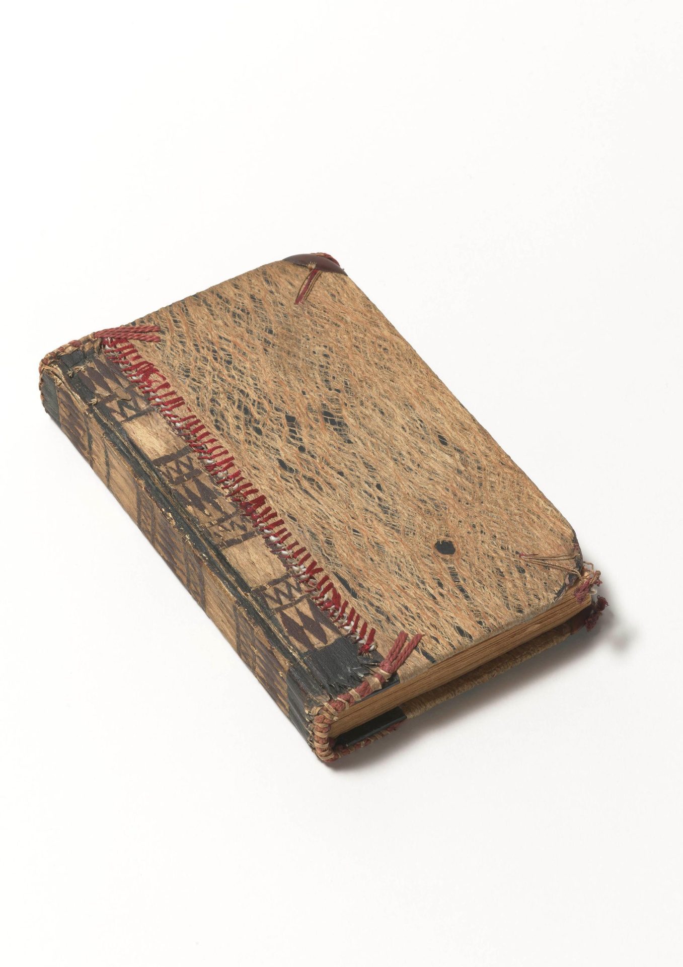 Ein handgefertigtes Buch mit rauem, naturbelassenem Einband und sichtbarer Bindung.