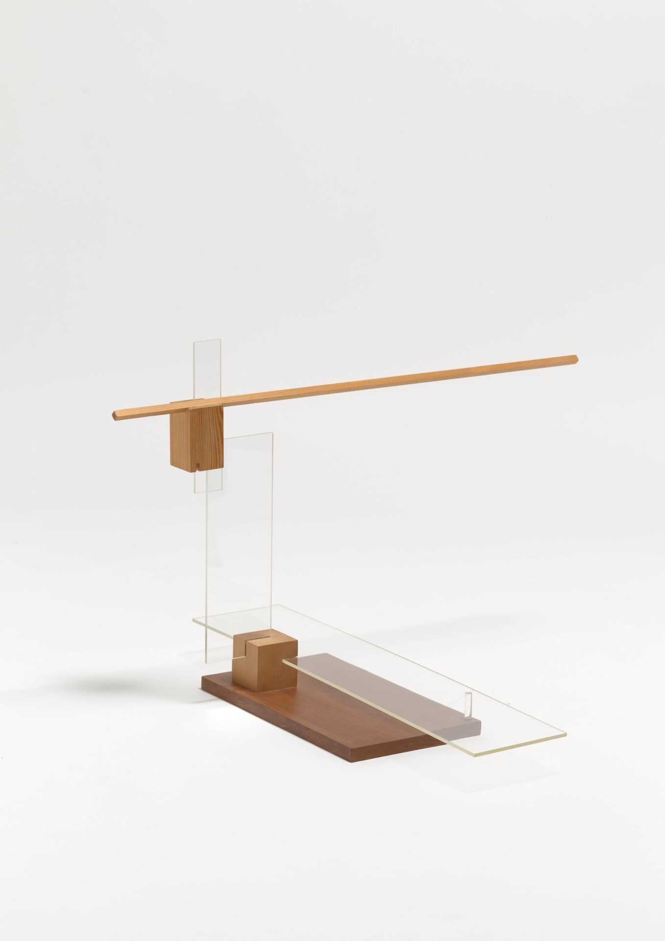Moderne Tischleuchte aus Holz und Glas mit minimalistischem Design und klaren Linien.